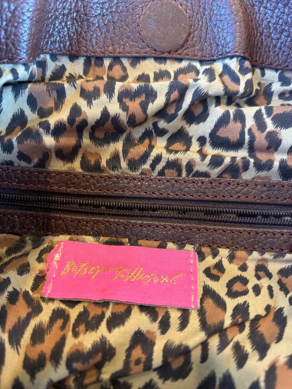 LARGE VINTAGE 2000'S BETSY JOHNSON LEATHER TOTE WITH HARDWARE - Picture 7 of 9